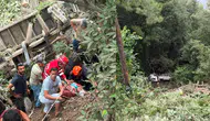 Hatay'da kamyon şarampole devrildi : Baba ile oğlu yaralandı