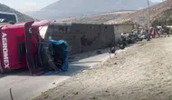 Hatay'da freni patlayan tır otomobile çarpıp devrildi : 1 yaralı