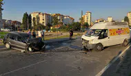 Kayseri'de minibüs ile otomobil çarpıştı : 1'i ağır 2 yaralı