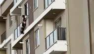 Aksaray'da pencereden atlamaya çalışan kadın ayaklarından tutularak kurtarıldı