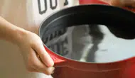 Döküm tencereyi sabunla yıkamayın! Bir avuç tuzla bakın nasıl temizleniyor