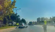 Konya'da arızalanan otomobil yolda kaldı : Polis ekipleri sürücünün yardımına koştu