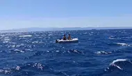 Ayvalık açıklarında sürülen bot fırtınaya yakalandı : 2 kişi kurtarıldı