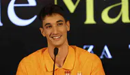 Galatasaray'da yeni transfer Efe Mandıracı için imza töreni yapıldı