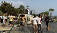 Alanya'da araç refüje çarpıp devrildi : 2 yaralı