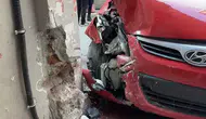 Beyoğlu'nda düğün konvoyunda damadın amcası binaya çarptı