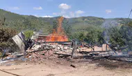 Kastamonu Azdavay'da çıkan yangında ev küle döndü