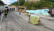 Kocaeli'de çamaşır suyu taşıyan kamyon devrildi : Sürücü yaralandı