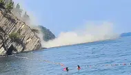 Bursa Mudanya'da denizde yüzenlerin yakınında heyelan