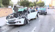 Kartal'da kontrolden çıkan otomobil park halindeki araçlara çarptı : 2 yaralı