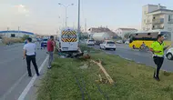 Aksaray'da işçi minibüsü, refüjdeki reklam panosuna çarptı : 6 yaralı