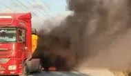 Arnavutköy'de seyir halindeki hafriyat kamyonu alev alev yandı