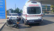 Manavgat’ta korkutan kaza : Motosiklet devrildi, 2 kişi yaralandı
