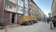 Eskişehir'de hafriyat kamyonu, yoldaki çukura düştü