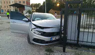 Bilecik'te kontrolden çıkan otomobil binanın kapısına çarptı : 1'i ağır 4 yaralı