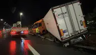 Çekmeköy'de kontrolden çıkan tır bariyerlere çarptı