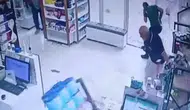 Malatya'da şiddetli fırtına eczanenin camlarını patlattı : O anlar kamerada