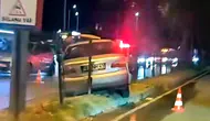 Bursa İnegöl'de otomobil kontrolden çıkıp orta refüje çıktı
