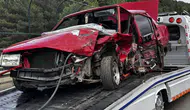 Sakarya'da feci kaza : Otomobil hurdaya döndü, 2 yaralı