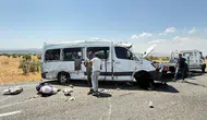 Diyarbakır'da çeyiz taşıyan minibüs devrildi : Düğün hazırlığındaki aileden 3 ölü, 11 yaralı