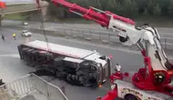 Kocaeli'de tır kontrolden çıkıp devrildi
