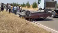 Adıyaman'da iki otomobil çarpıştı : Takla atan araçtaki 2 kişi yaralandı
