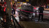Bursa'da kontrolden çıkan otomobil, direğe çarptı : Sürücü araçta sıkıştı