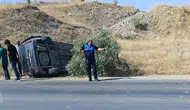 Adıyaman'da lastiği patlayan ticari araç takla attı : 2 yaralı