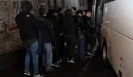 Afyonkarahisar'da göçmen operasyonu : 14 göçmen tır dorsesinde yakalandı