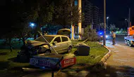 Kayseri'de kaza : Otomobil kaldırımı aşıp parka daldı