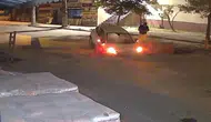 Sakarya'da çukuru fark etmeyen sürücü otomobiliyle kazı alanına düştü