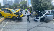 Bakırköy'de trafik kazası : Taksi ile otomobil çarpıştı bir yaralı