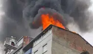 Kağıthane’de korkutan yangın ! 3 katlı binanın çatısı alevlere teslim oldu
