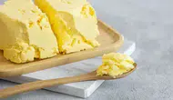 Süt beyazken tereyağı neden sarı renk alıyor?