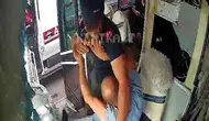 Adana’da ambulans şoförü, özel halk otobüsü sürücüsünü darbetti