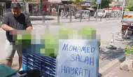 Salah Beşiktaş’a gelmedi ama o sözünü tuttu ! Amasyalı manav 500 kiloluk karpuz dağıttı