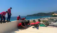 Fethiye'de yamaç paraşütü kazası ! Çatıya düşen pilot ve İngiliz yolcu kurtarıldı