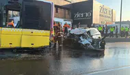 Kağıthane’de feci kaza ! İETT otobüsüyle otomobil çarpıştı, bekçi araçta sıkıştı