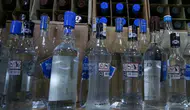 İzmir Urla'da sahte alkol operasyonu : 2 bin 200 litre ele geçirildi