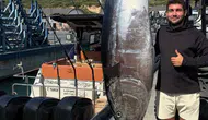 İzmir'de balıkçılar 2 metre boyunda orkinos yakaladı