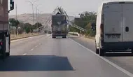 Afyonkarahisar'da damperli kamyon yön levhasını yıktı