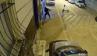 Esenyurt'ta eski sevgili dehşeti : Camları kırıp bina kapısını ateşe verdi