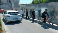 Eskişehir'de inşaat paravanı kaldırımı kapattı, yayalar yola indi