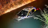 Balıkesir Sındırgı'da otomobil su kanalına uçtu : 2 yaralı