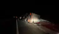Kastamonu'da kontrolden çıkan kamyon devrildi