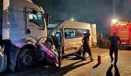 Hatay'da servis minibüsü ile tır çarpıştı: 1 ölü, 14 yaralı