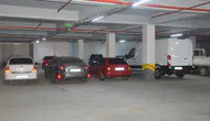 Balıkesir'de faciadan dönüldü ! Otoparktan çıkan otomobil genç kadını ezdi