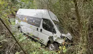 Samsun'da minibüs bariyerlere çarpıp şarampole yuvarlandı : 2 yaralı