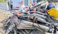 Bursa'da bariyerlere çarpan otomobil hurdaya döndü : 1'i ağır, 2 yaralı