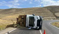 Erzurum'da ot yüklü kamyonet yan yattı : 2 yaralı